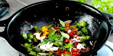 Würzige Okra, gebraten mit Koriander und Paprika, bietet eine perfekte Balance aus Frische und Gewürzen.
